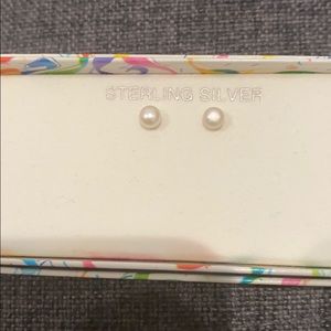 Pearl earring with sterling silver posts